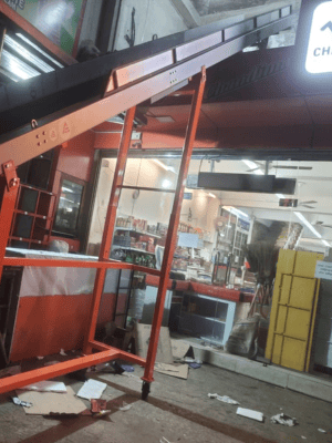 Inclined Conveyor system for unloading goods